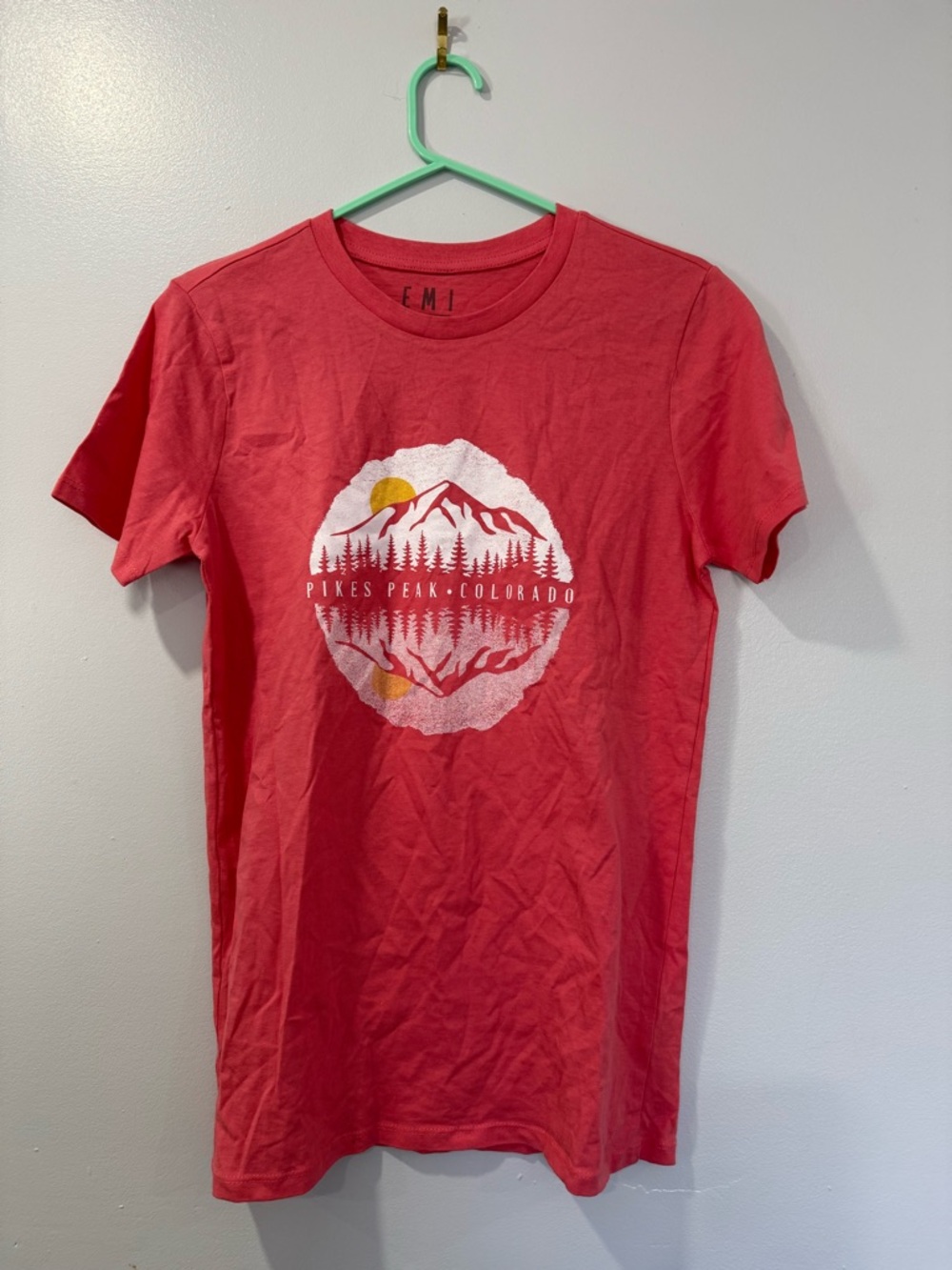 Mi Red Pikes Peak Colorado Graphic Tee - Picture 2 of 3